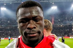 瓦拉内亮相朗斯与里尔足球盛宴，荣耀家乡再展风采